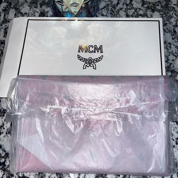MCM Envelope Clutch/Crossbody NEW - Picture 7 of 7
